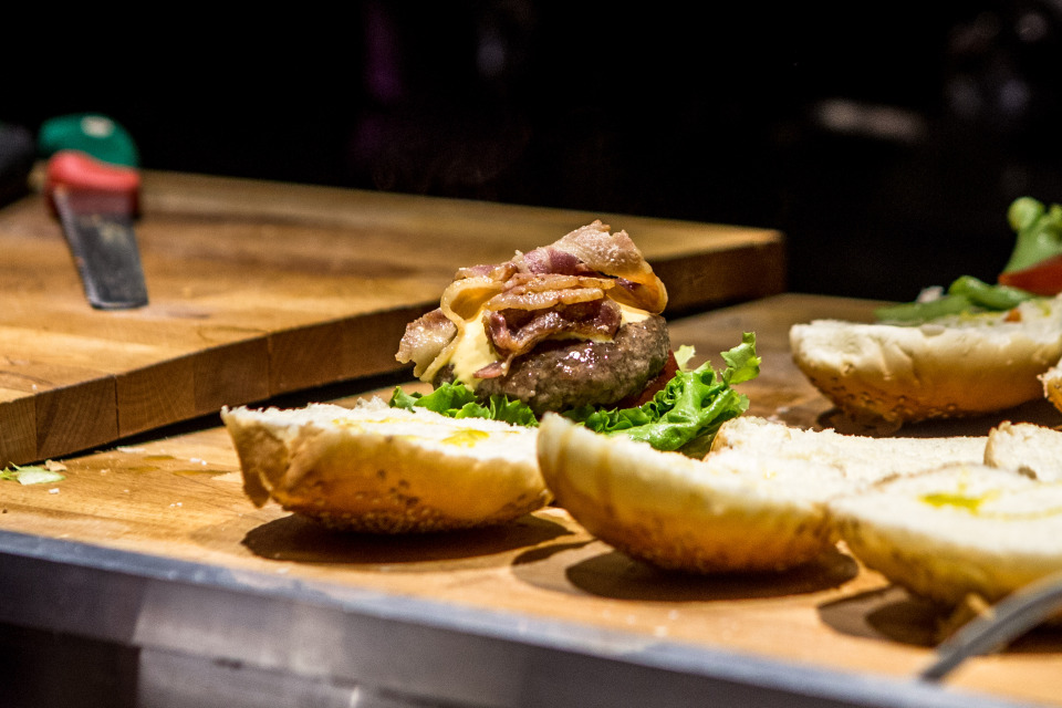 Foto di hamburger di carne alla griglia, foto di Mairo Cinquetti