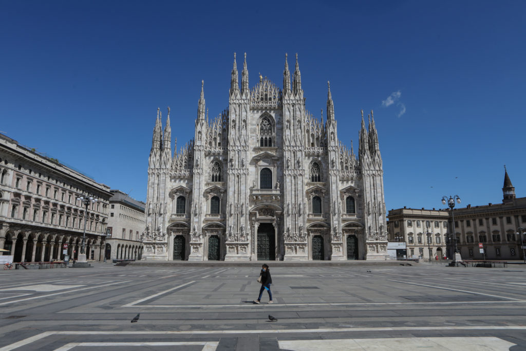 Piazza del Duomo a Milano deserta durante il lockdown per l'emergenza coronavirus, foto di Mairo Cinquetti