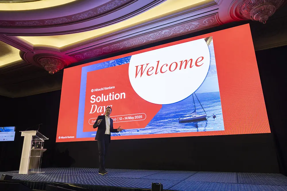 Speaker sul palco dell'evento Hitachi sul Lago Maggiore